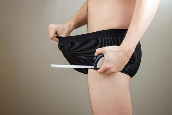 muž měření penisu před zvětšením